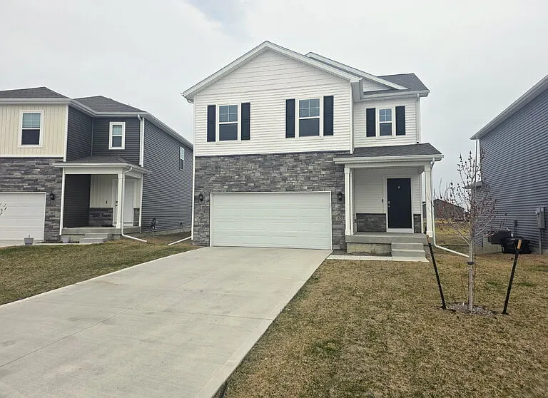 655 NW Williamsburg Ln — Photo 1