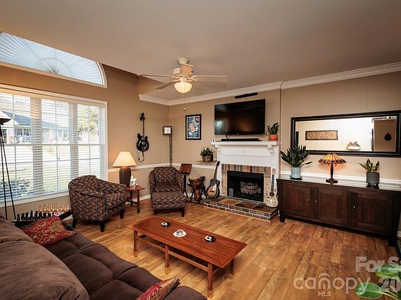 4th image of 620 Marigold Dr