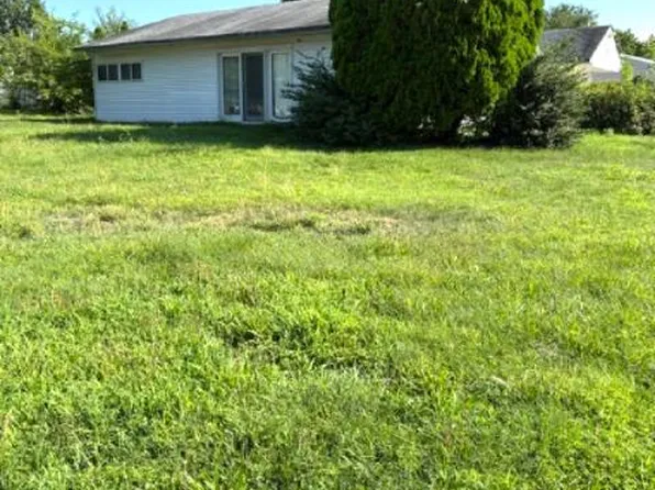20 Schoolhouse Ln, Levittown, PA 19055