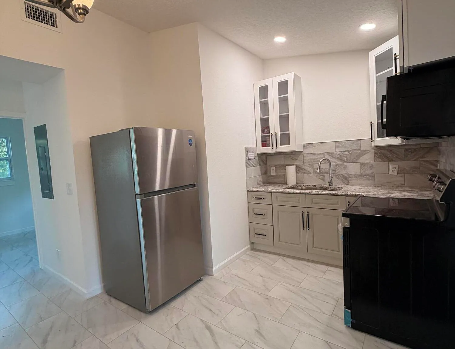 4 bed, 2.0 bath, 1110 sqft, $1,750 — Photo 2
