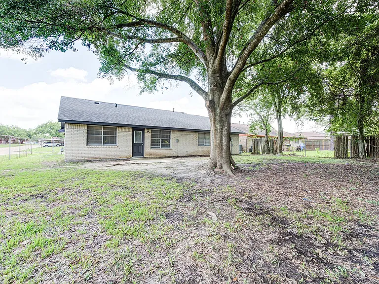 2035 Deerhurst Ln — Photo 18
