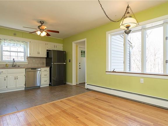 4th image of 185 Walnut St