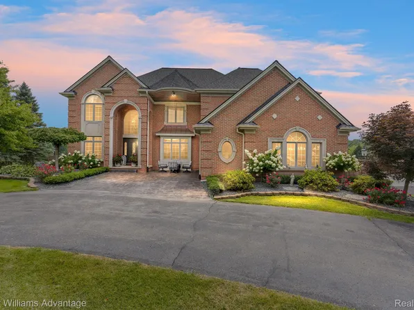 3009 Stone Meadow Dr, Milford, MI 48380