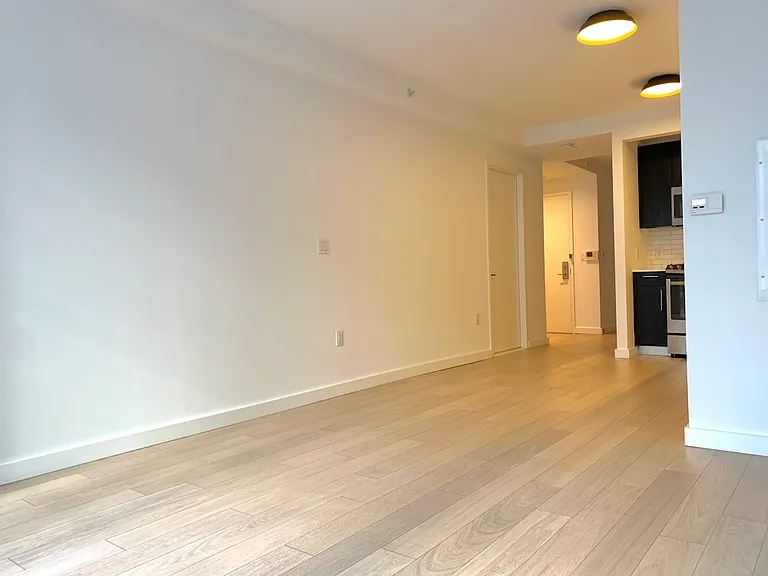 535 W 43rd St S #8L — Photo 4