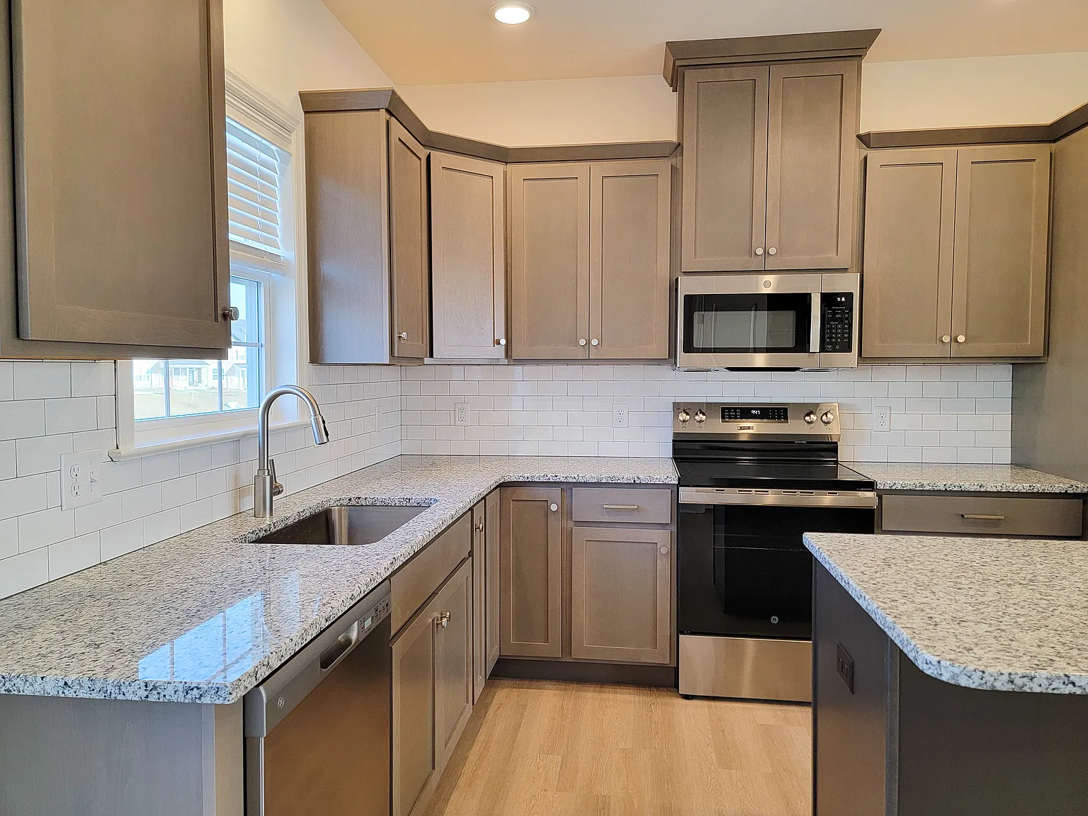 3 bed, 2.5 bath, 1810 sqft, $2,395 — Photo 4