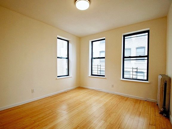 3rd image of 76 Saint Nicholas Pl APT 53
