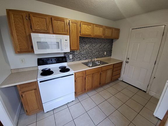 4th image of 1218 Greenfield Dr
