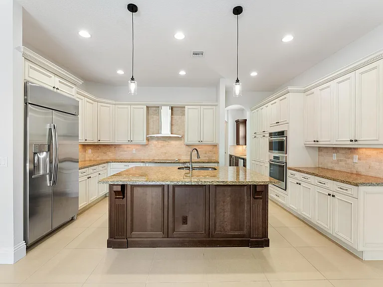 259 SE Calmo Cir — Photo 13