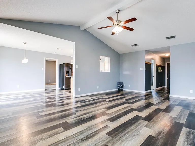 1221 Elmo Ln — Photo 6