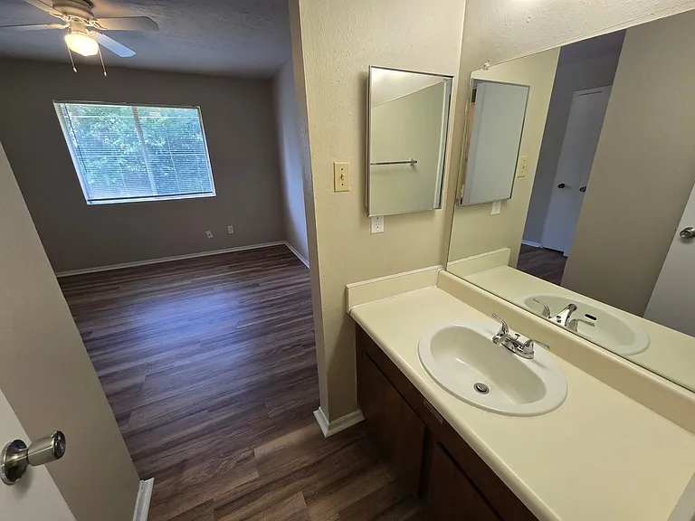 2615 Pecan Knoll St #B — Photo 11