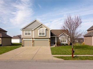 17802 Grey Hawke Rdg, Smithville, MO 64089