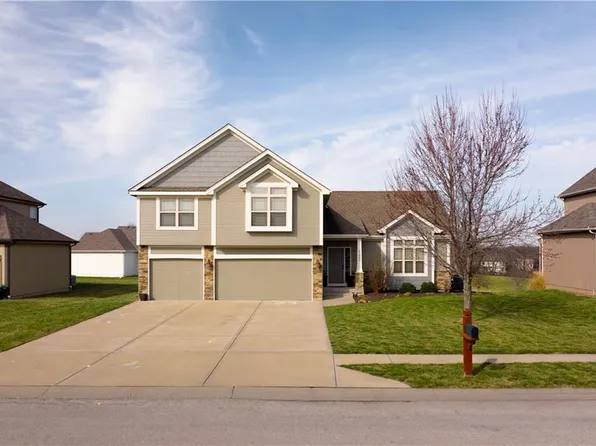 17802 Grey Hawke Rdg, Smithville, MO 64089