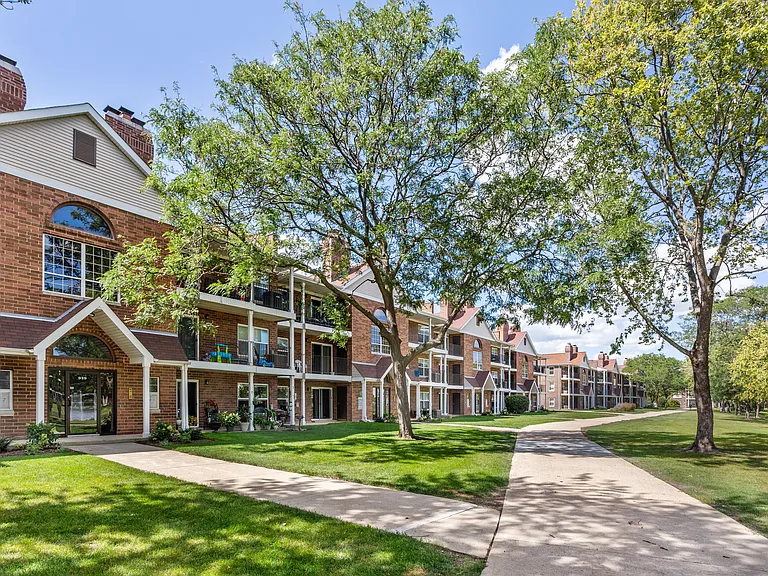 Avery at Arlington Lakes — Photo 1