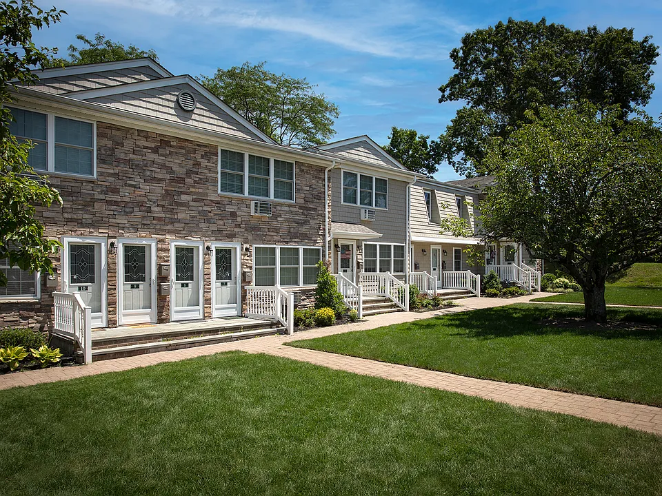 Fairfield Village At Commack