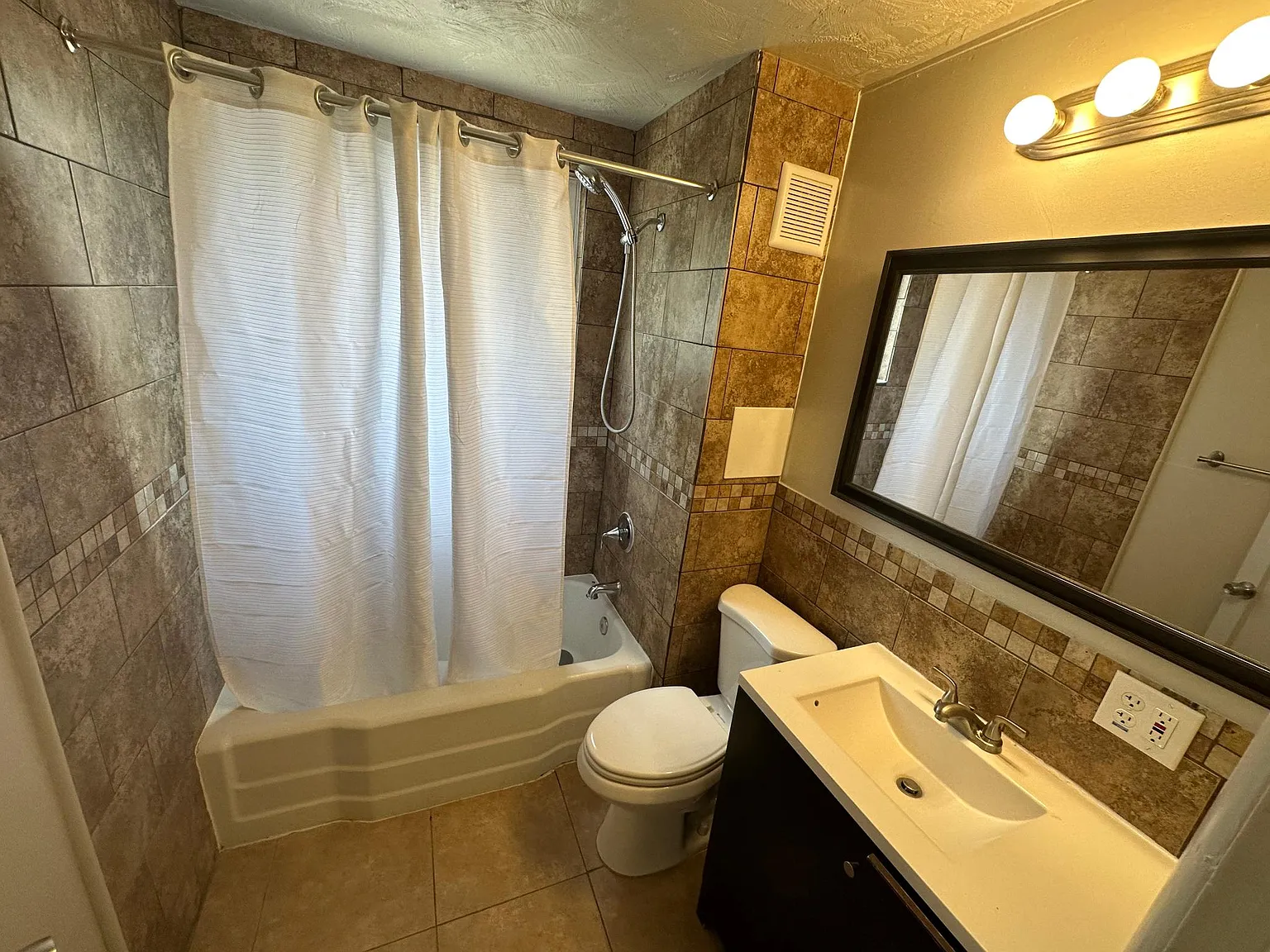 354 E Sandy Park Cir — Photo 2