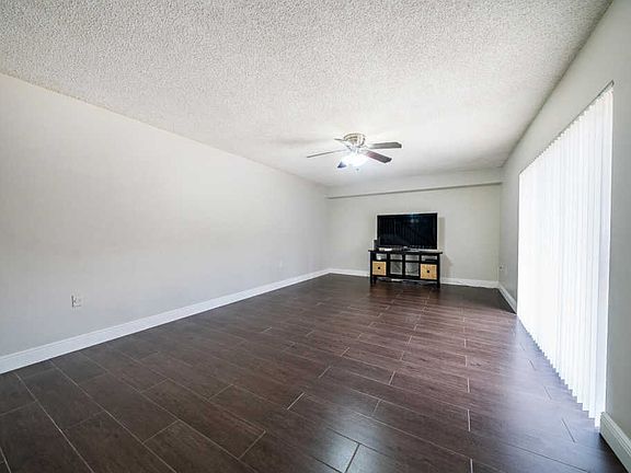 3rd image of 426 Live Oak Ln