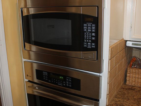 UPGRADED GE OVEN & MICROWAVE