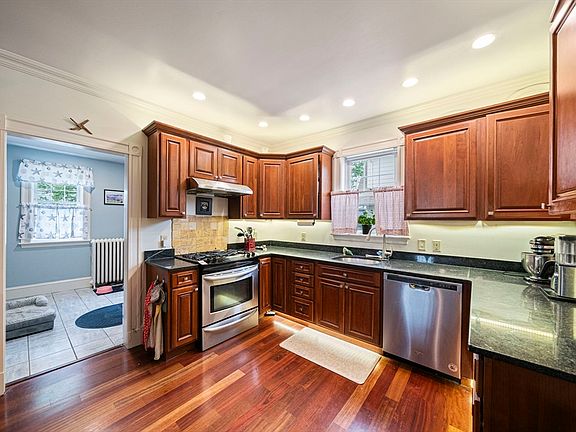 4th image of 118 E Elm Ave