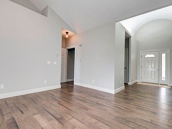 2nd image of 5009 N Thorngate Ct