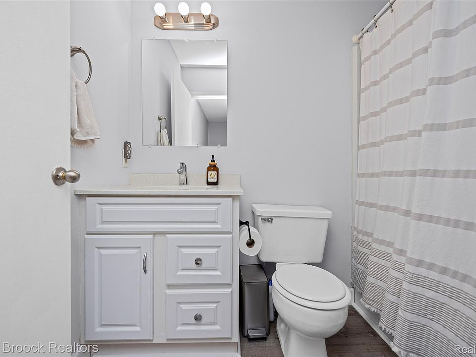 387 Neptune Dr, photo 18