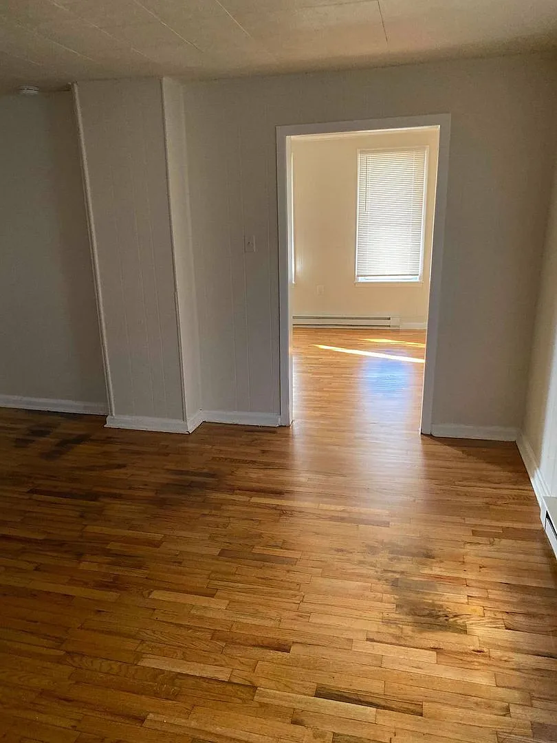 3-4 bedroom, 1 bath, 2 story single family house — Photo 4