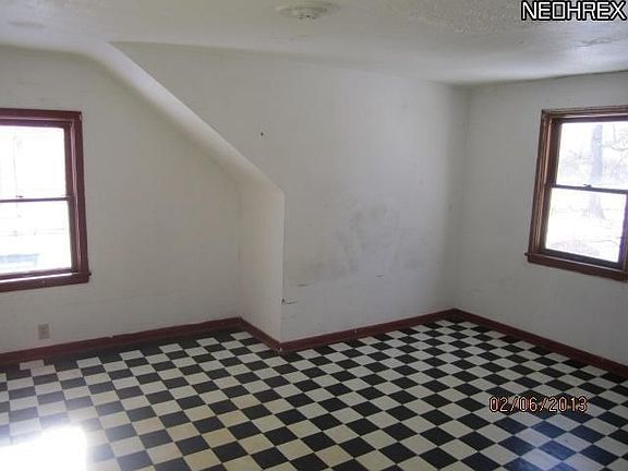 5th image of 1044 Long Ave