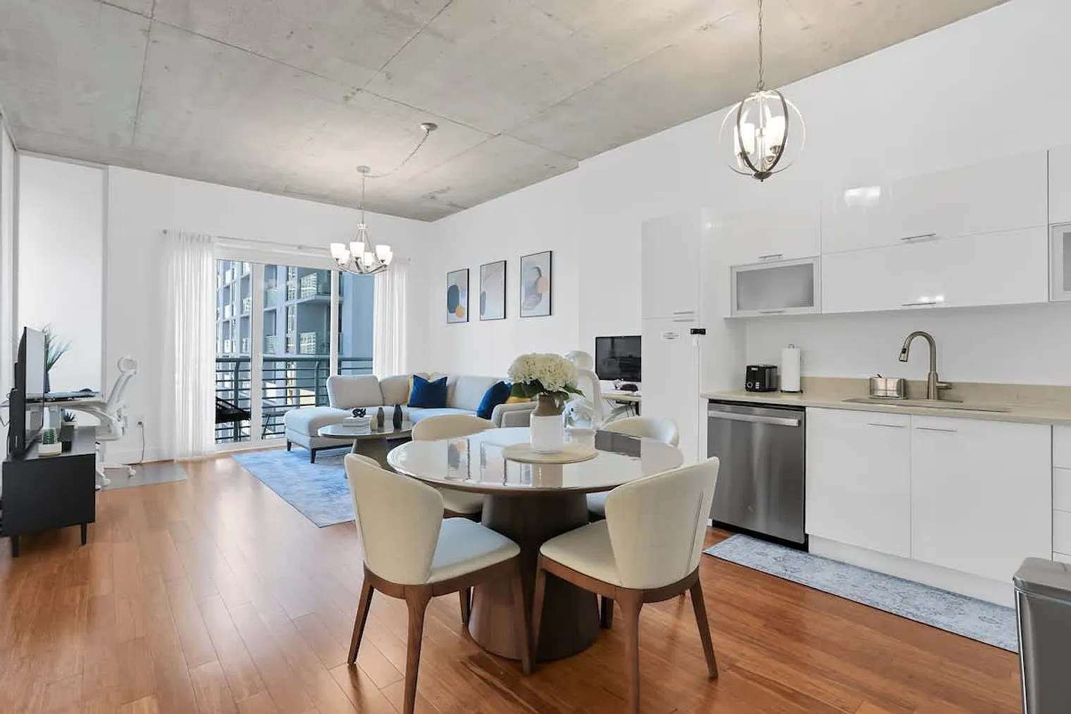 1 bed, 1.0 bath, 645 sqft, $4,008 — Photo 2