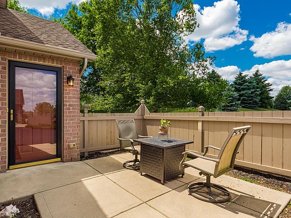2nd image of 1894 Farmbrook Cir S #10-189