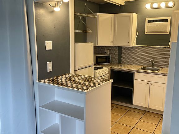 Plenty of storage in this well designed and constructed studio