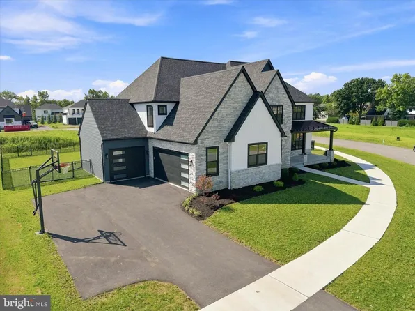 585 Dolly Dr, Lancaster, PA 17601