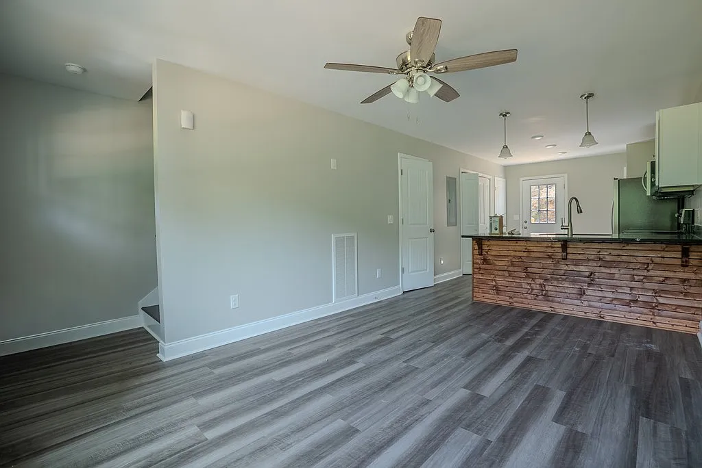 4 bed, 4.0 bath, 1800 sqft, $1,350 — Photo 2