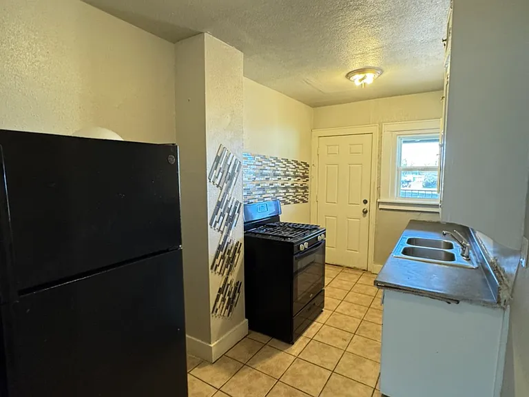 525 SW 24th St #3 — Photo 10