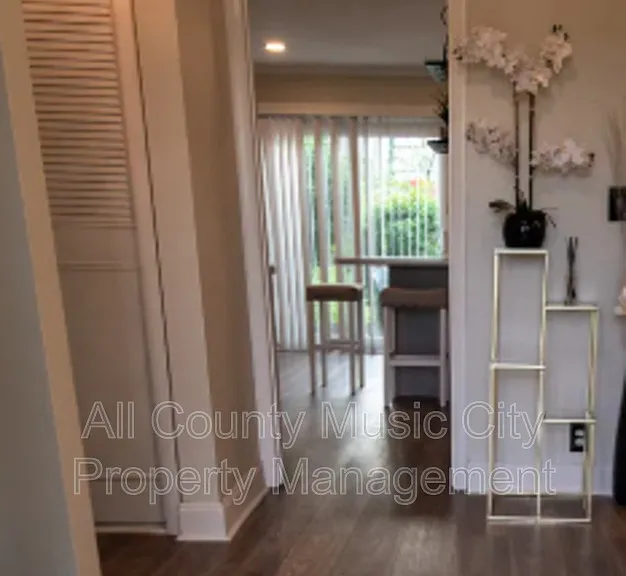 129 Hermitage Woods Dr — Photo 2