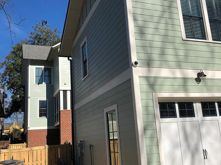 2121 Roslyn Ave — Photo 2