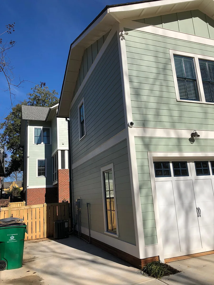 Building Photo - 2121 Roslyn Ave