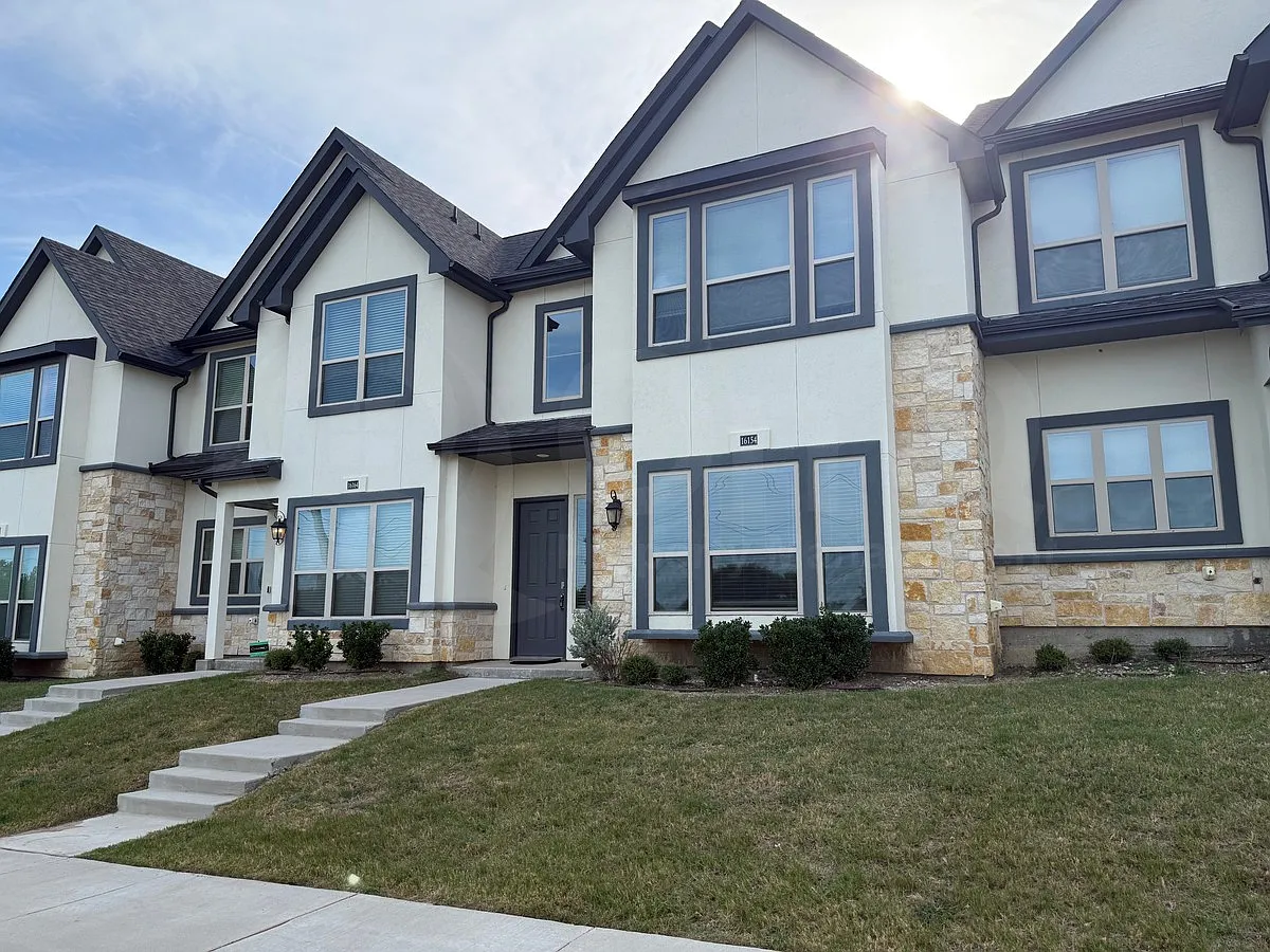 4 bed, 2.5 bath, 2159 sqft, $2,399 — Photo 3