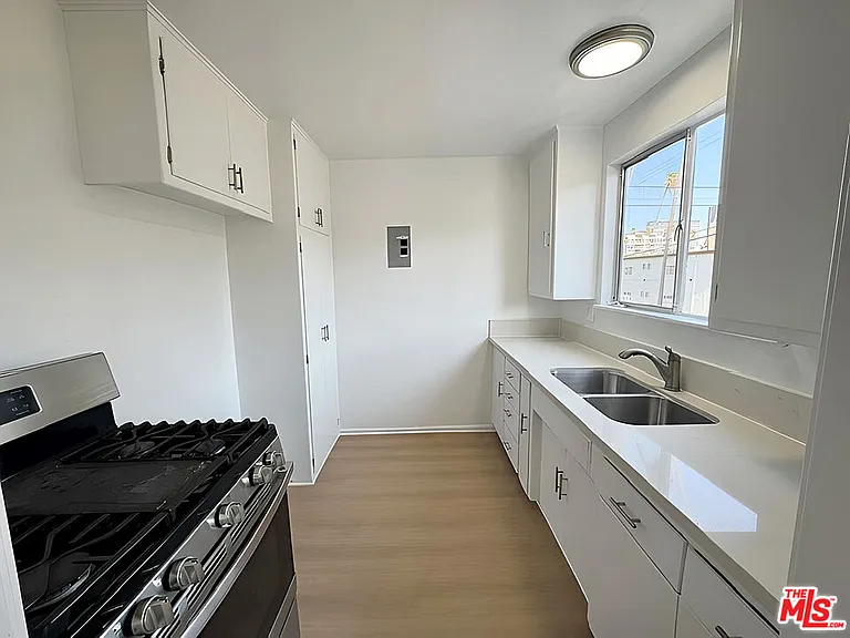 470 S Mariposa Ave #7 — Photo 4