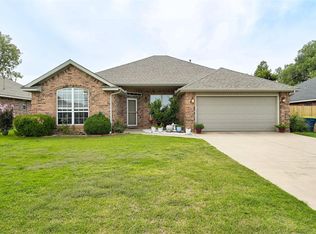720 E Linden Ln, Mustang, OK 73064