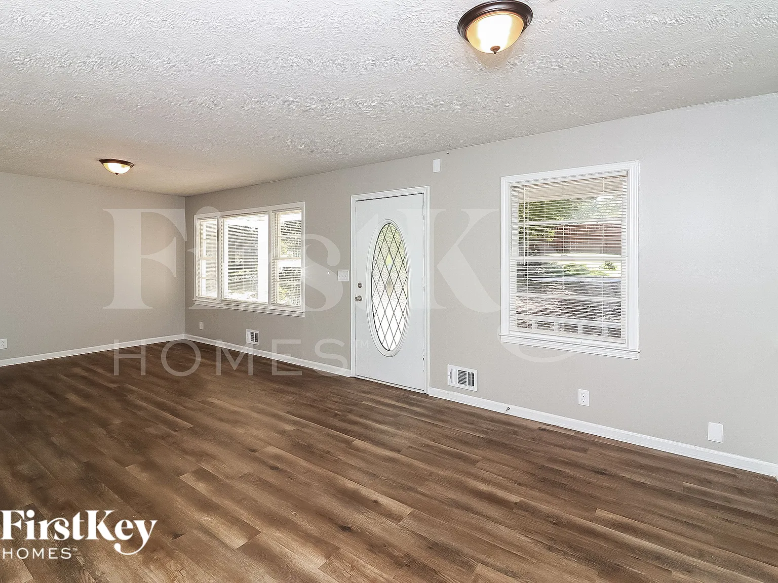 3 bed, 1.0 bath, 1323 sqft, $1,770 — Photo 2