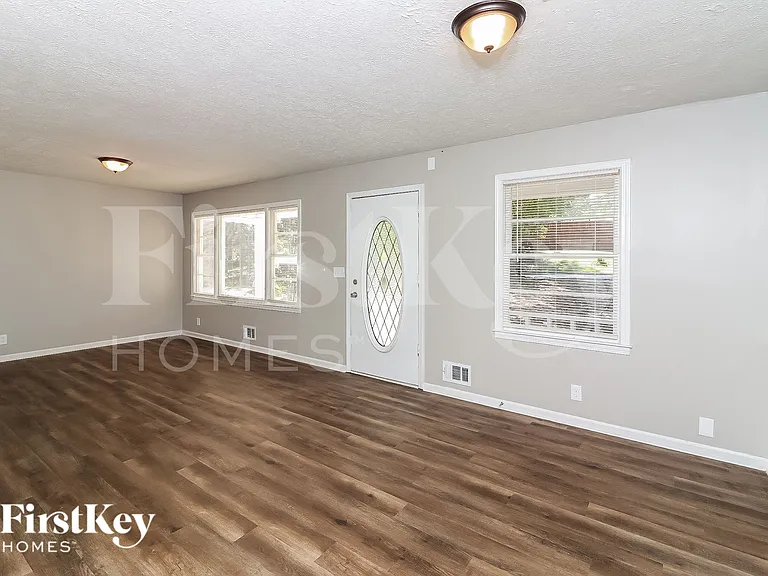 5379 Park Ave — Photo 2