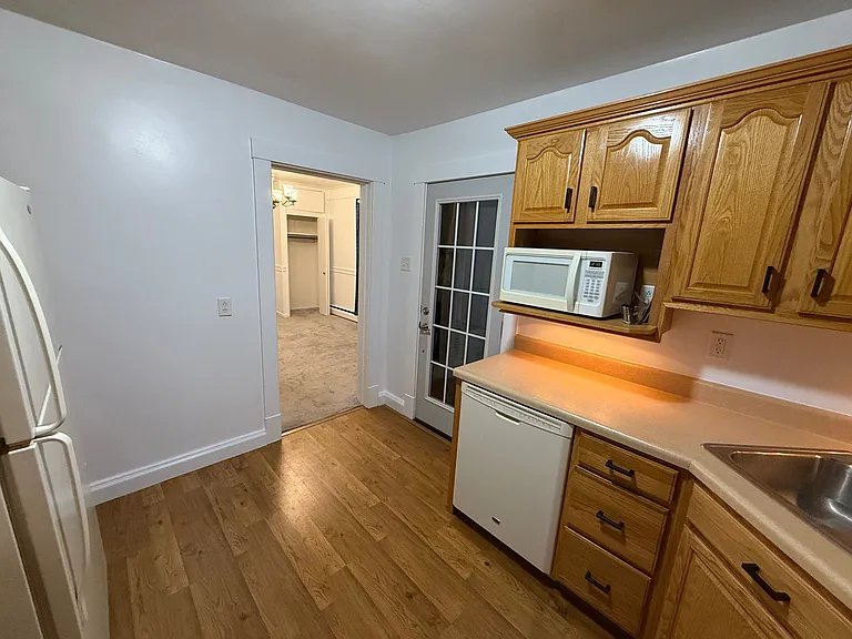176 James St — Photo 11