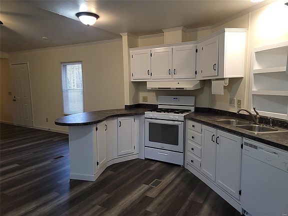 3rd image of 303 E Elm St