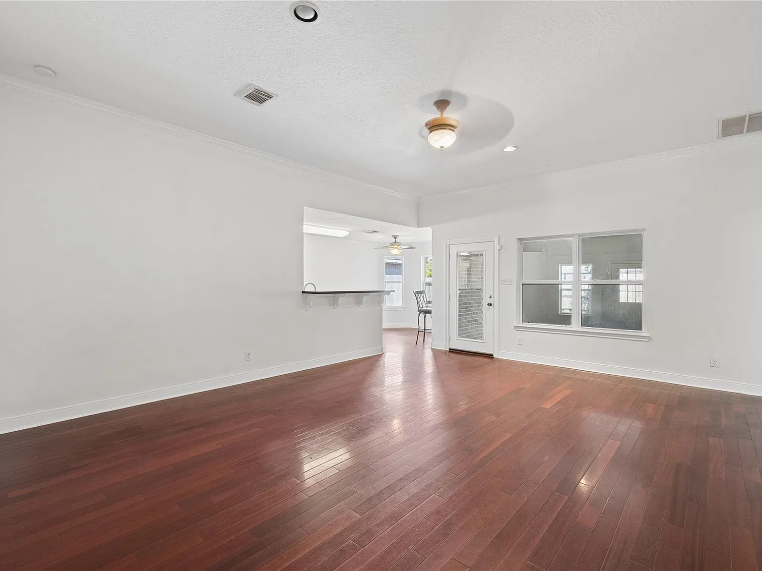 3 bed, 2.0 bath, 1524 sqft, $2,199 — Photo 4