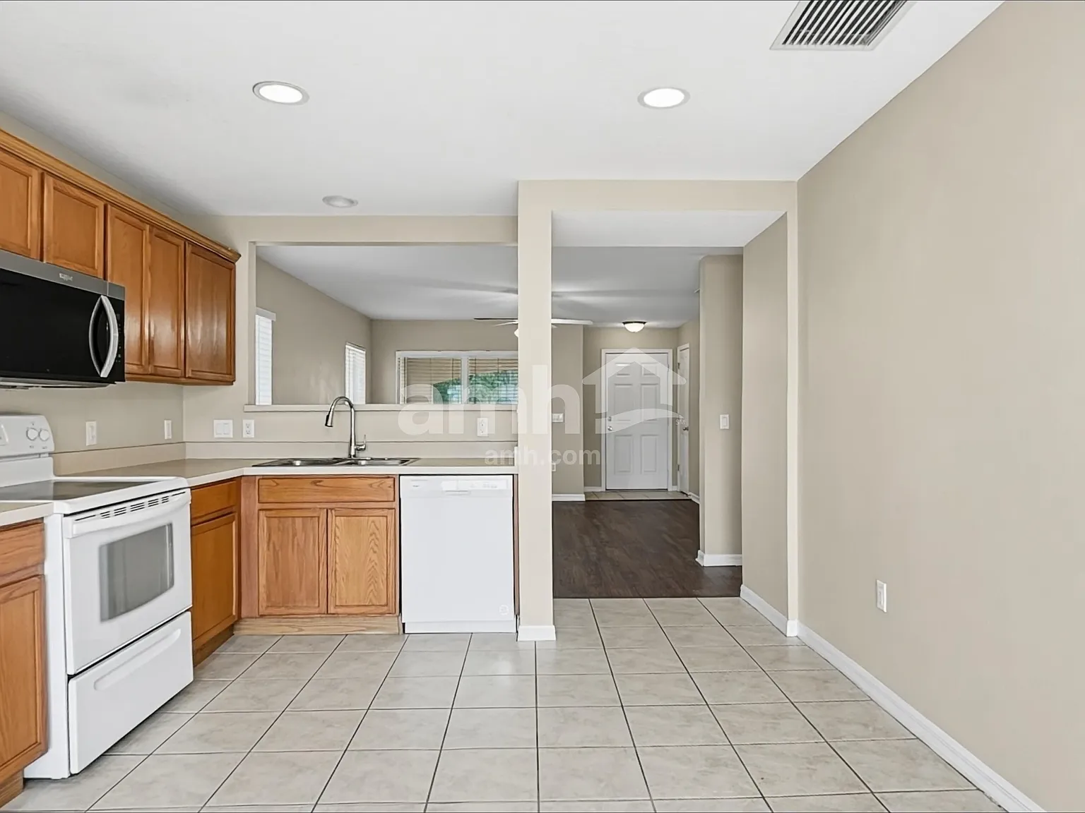 3 bed, 2.0 bath, 1345 sqft, $1,870 — Photo 3