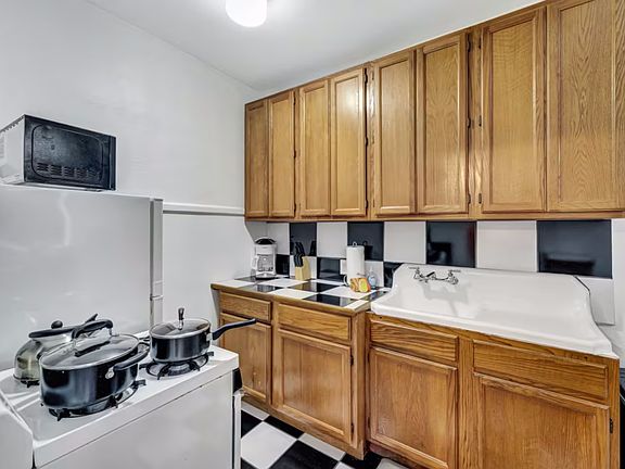 5th image of 118 Indian Pl APT 3