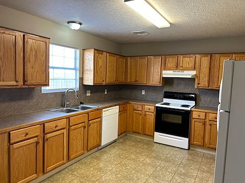 5th image of 5018 Hawthorn Dr