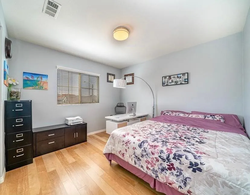 2 bed, 280 sqft, $999 — Photo 4