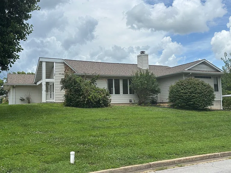 300 Dover Dr — Photo 2