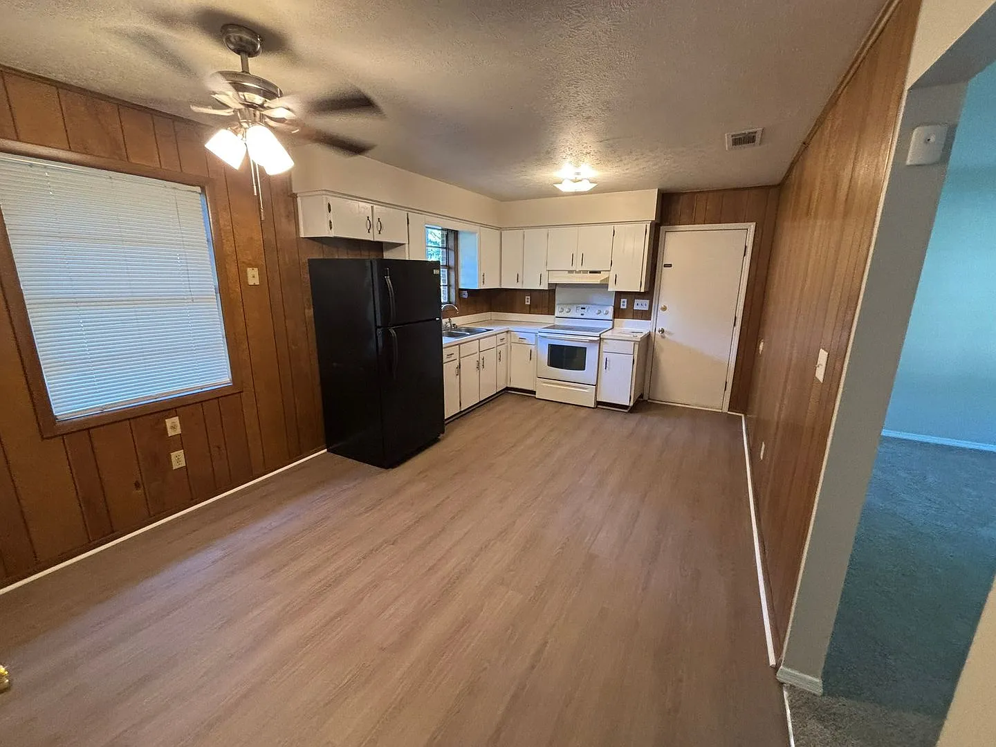 Charming 3 - Bedroom Home with Fenced Backyard — Photo 4