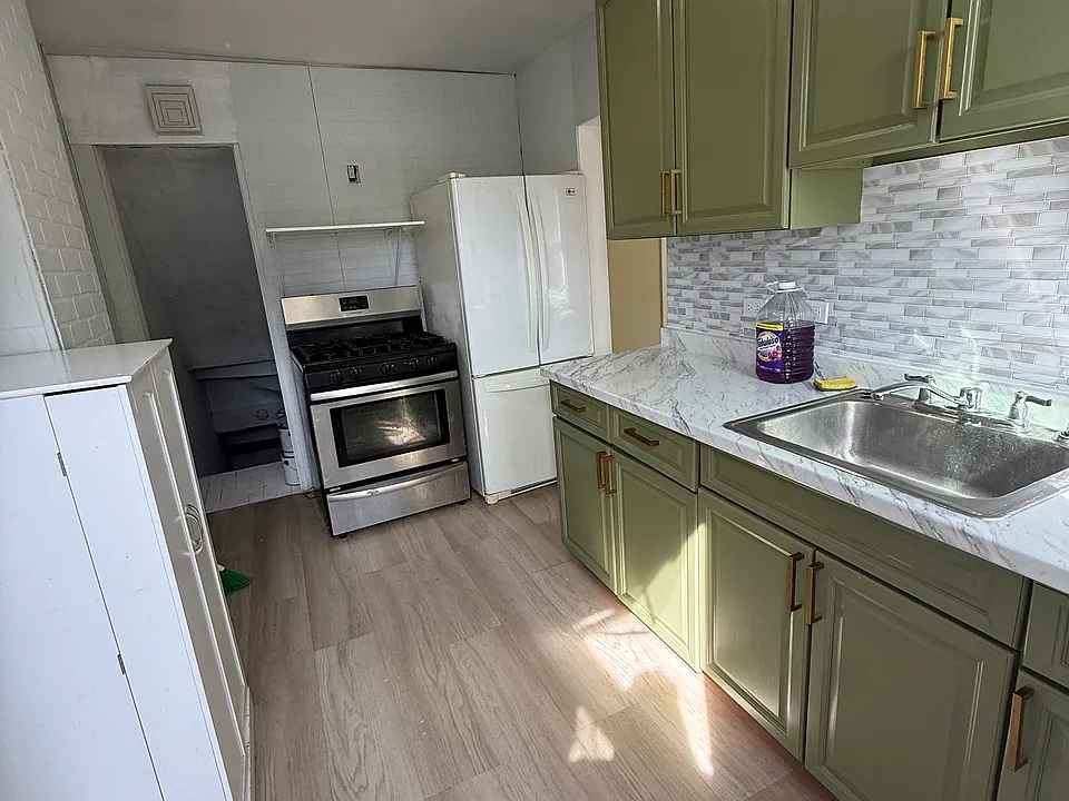 228 Roberts Ave